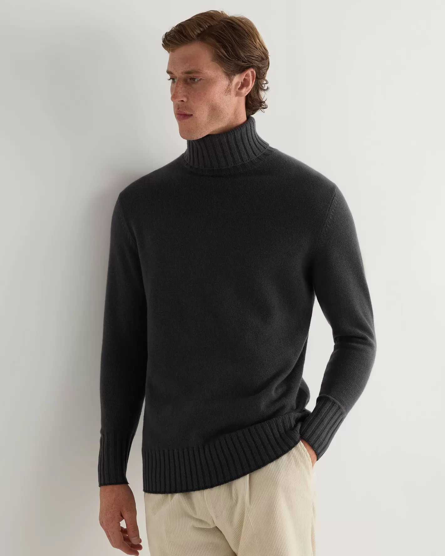 N.Peal Men's Brompton Turtle Neck Cashmere Sweater* Dark Grey | West Village