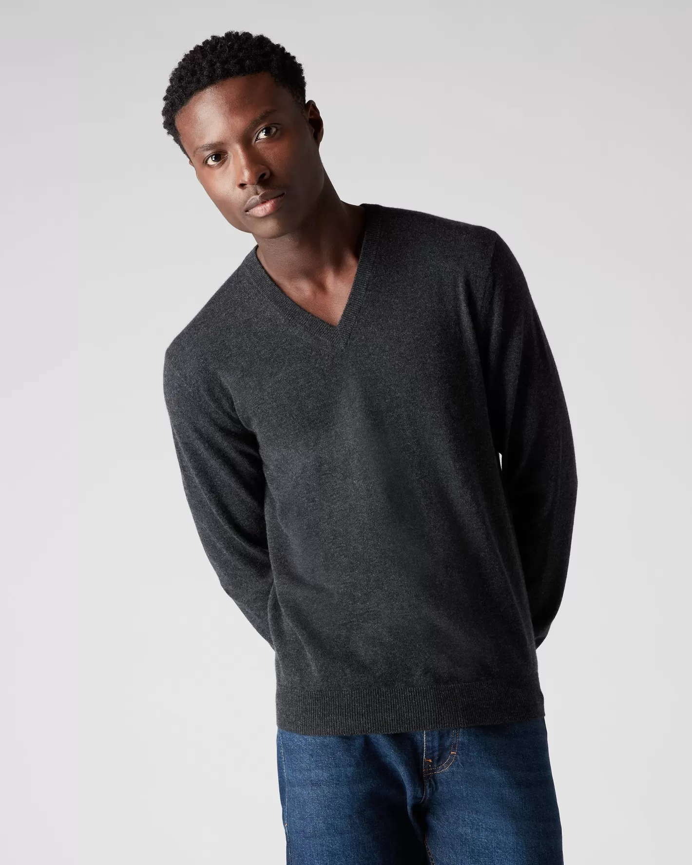 N.Peal Men's Burlington V Neck Cashmere Sweater* Dark Grey | Classic Cashmere