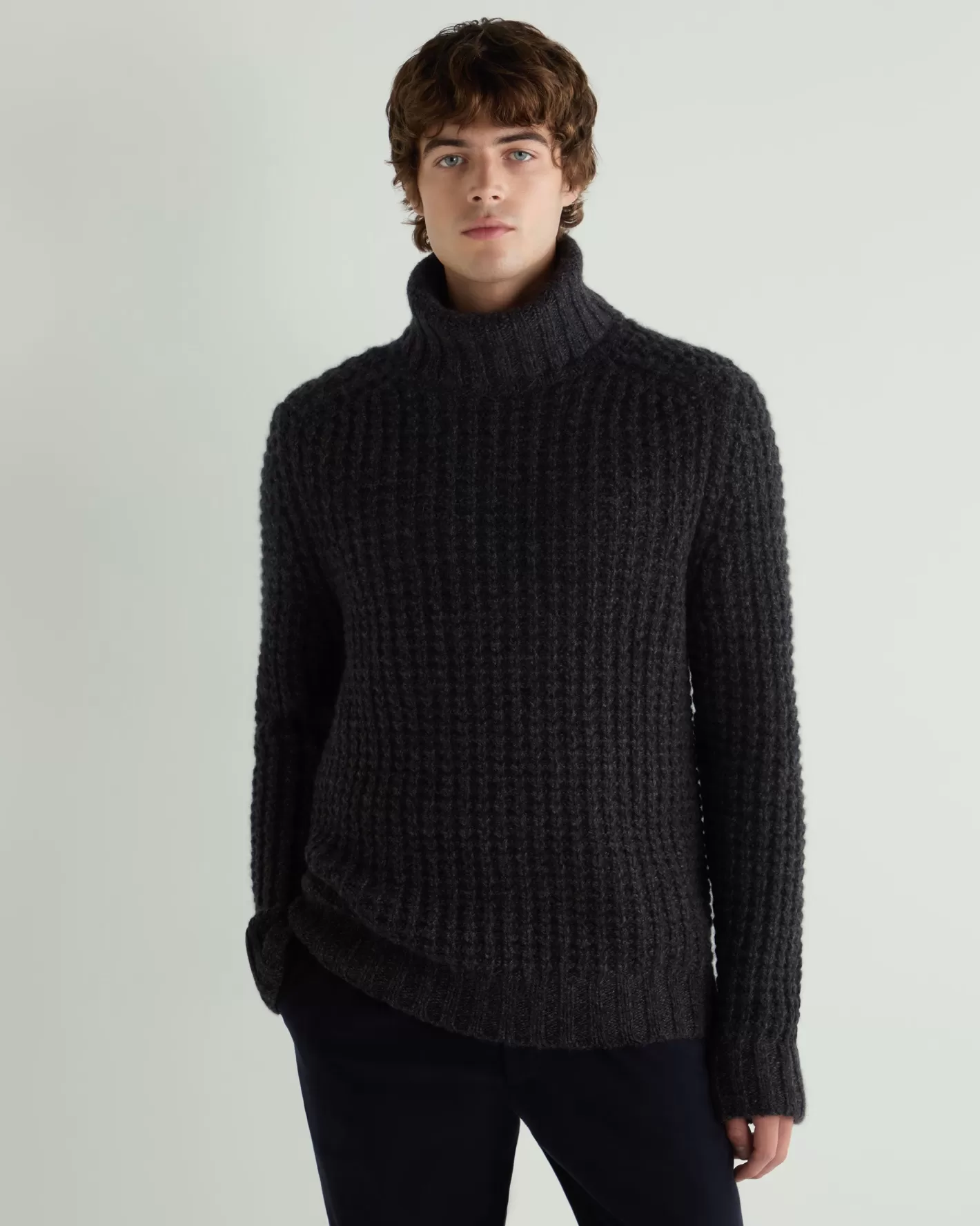 N.Peal Men's Chunky Moss Stitch Turtle Neck Cashmere Sweater* Dark Grey | Textured Knits