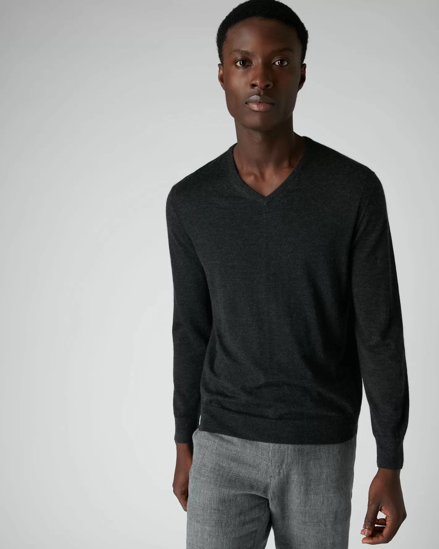 N.Peal Men's Conduit Fine Gauge Cashmere V Neck Sweater* Dark Grey | Fine Gauge Cashmere