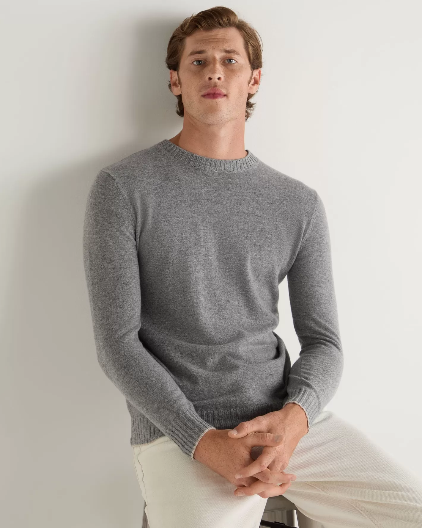 N.Peal Men's Shoreditch Round Neck Cashmere Sweater* Dark Grey | Classic Cashmere