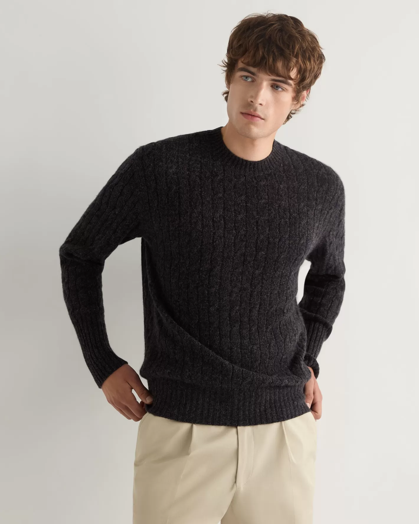 N.Peal Men's Thames Cable Round Neck Cashmere Sweater* Dark Grey | Textured Knits