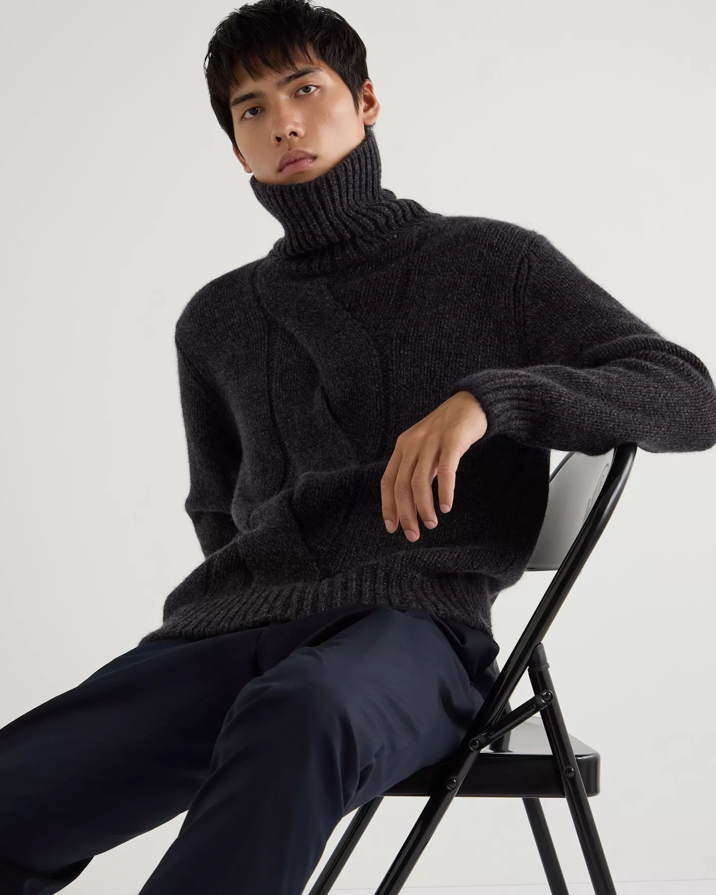 N.Peal Men's Wandsworth Cable Turtle Cashmere Sweater* Dark Grey | Textured Knits