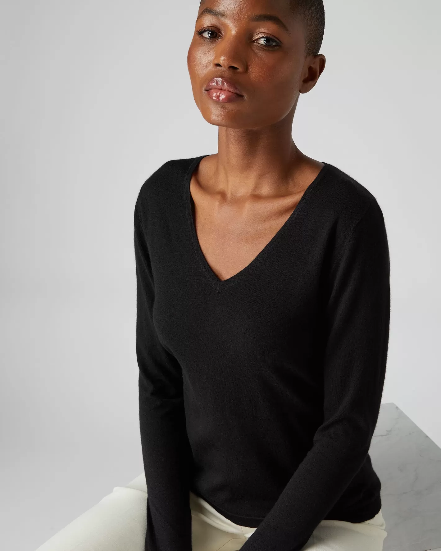 N.Peal Women's Imogen Superfine Cashmere V Neck Sweater*Women Superfine Cashmere | Black