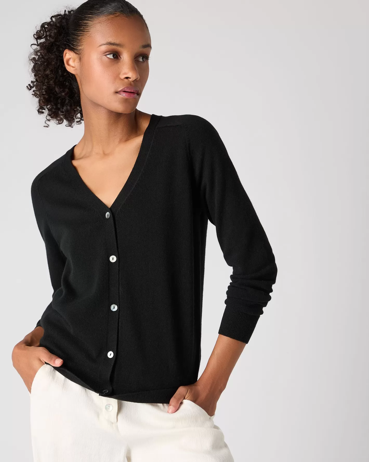 N.Peal Women's Lara V Neck Cashmere Cardigan*Women Black | Classic Cashmere