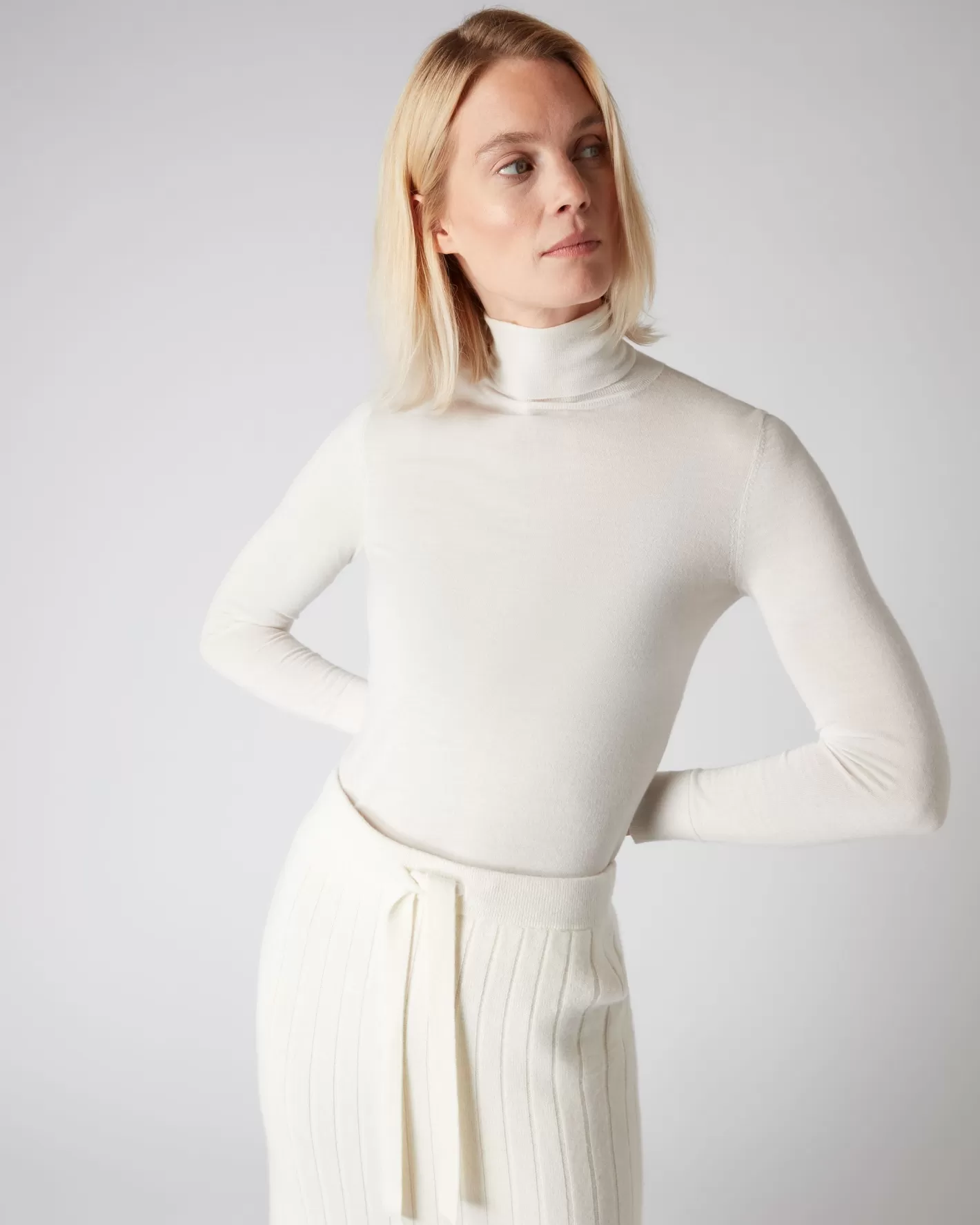 N.Peal Women's Margot Superfine Cashmere Turtle Neck Sweater*Women White | Natural