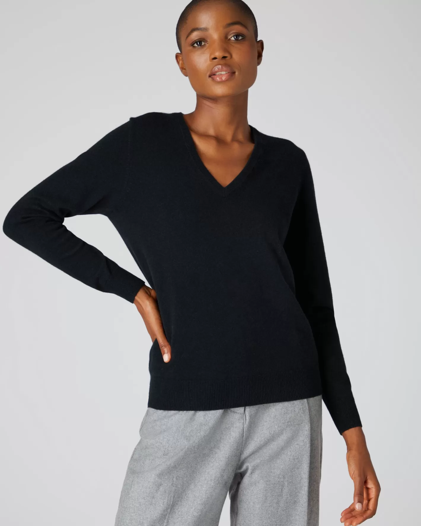 N.Peal Women's Phoebe V Neck Cashmere Sweater*Women Black | Classic Cashmere